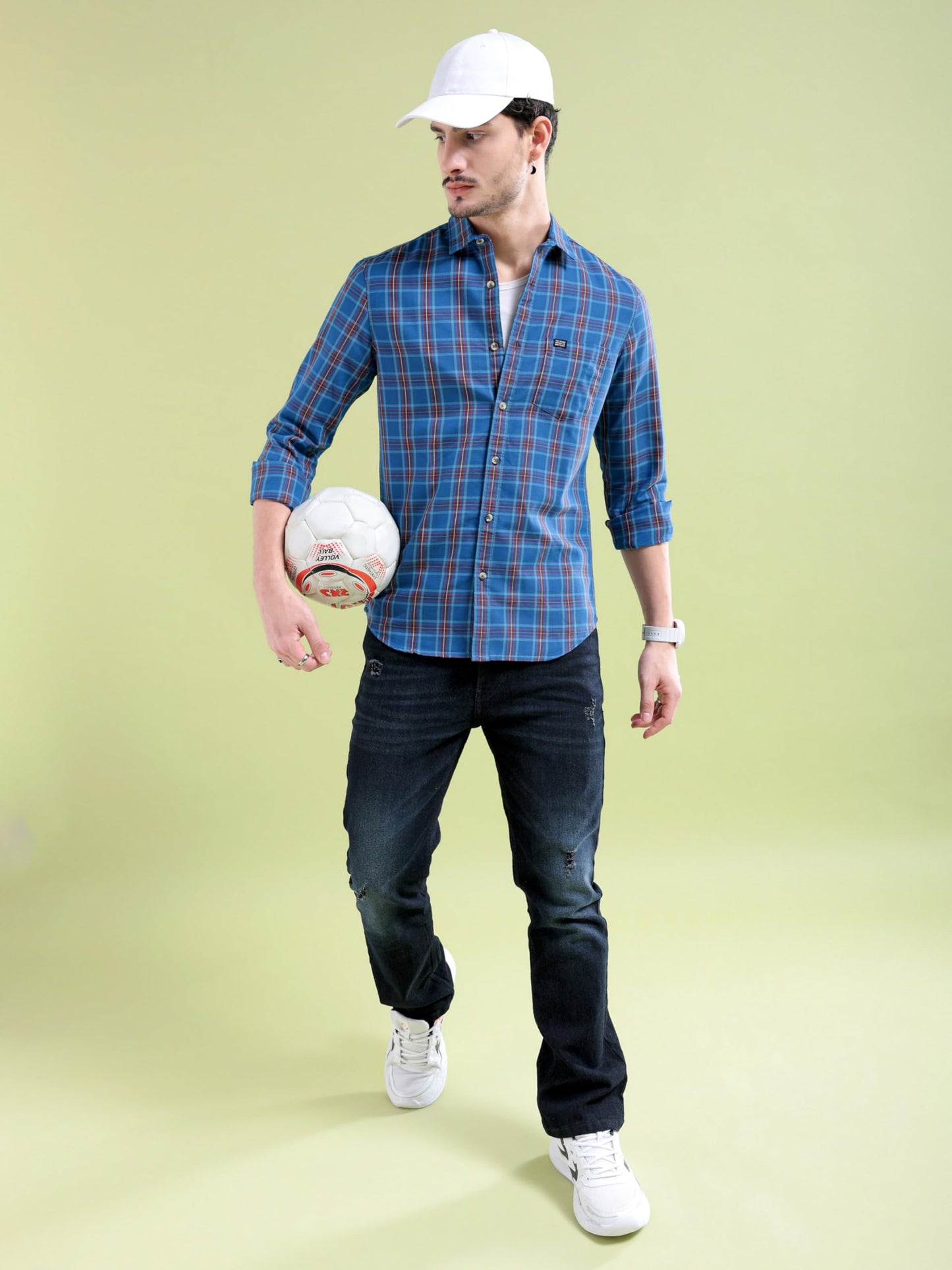 Men Slim Fit Checkered Full Sleeves Spread Collar Casual Shirt